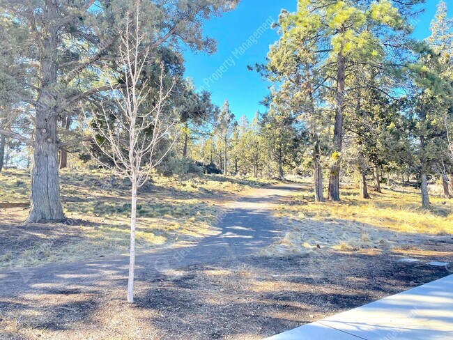 Building Photo - 3-BR Craftsman Home in SE Bend