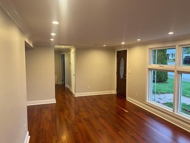 Building Photo - 5 Brookdale Rd