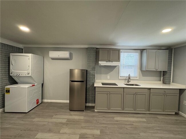 Building Photo - 5971 Robin Hood Ln