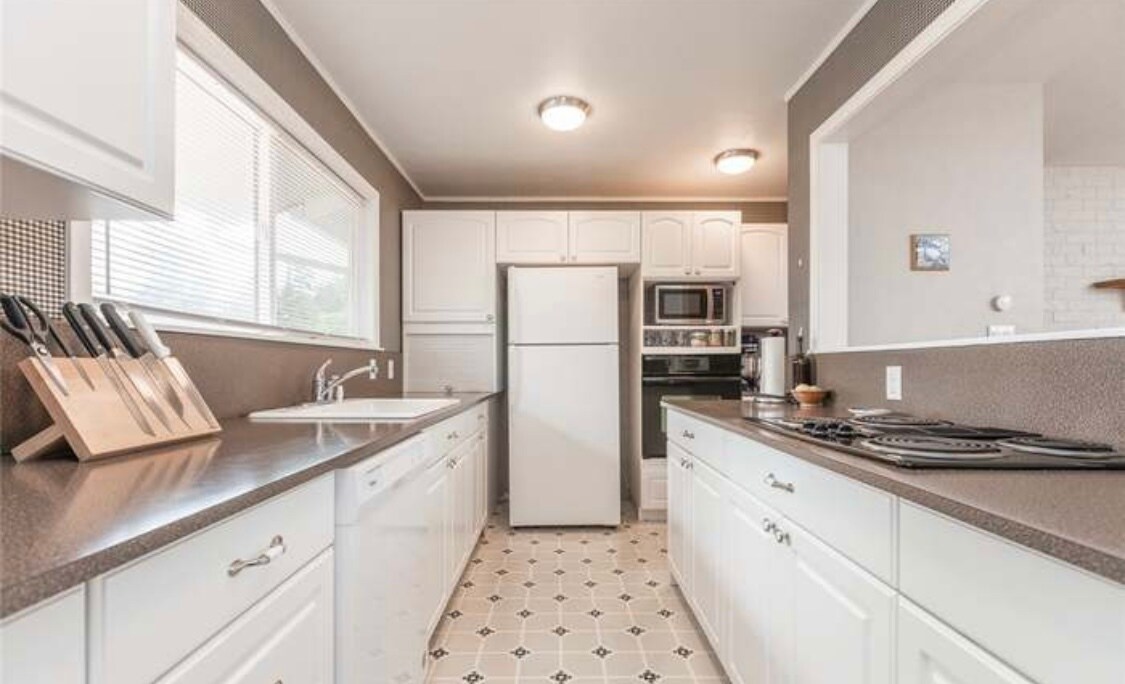 Kitchen - 1319 Gemini St SE
