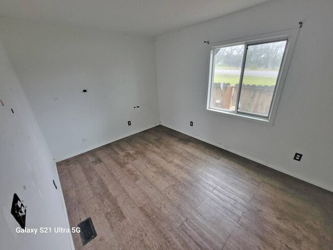 Building Photo - 20480 River Valley Dr