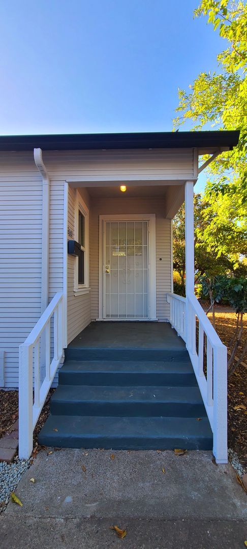 Building Photo - Very Cute Newly Renovated Single-Family Ho...