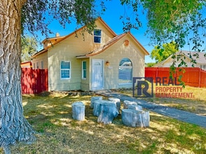 Building Photo - 3 Bed 2 Bath house - Dog friendly