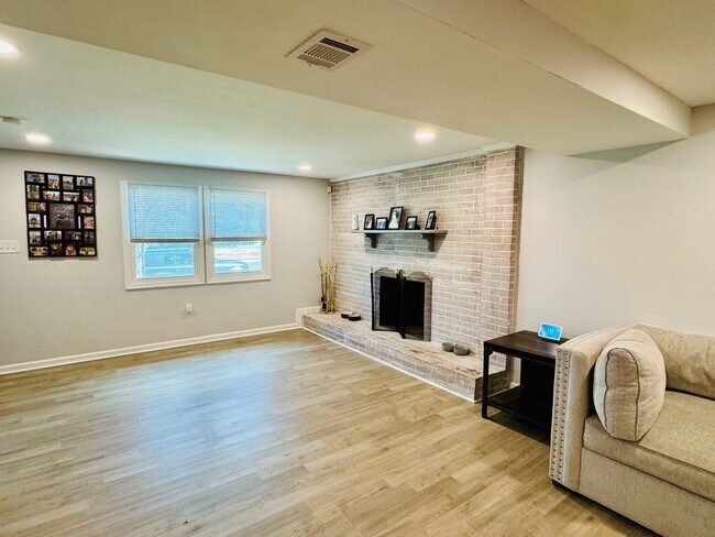 Building Photo - BEAUTIFULLY UPDATED HOME - WOODBRIDGE