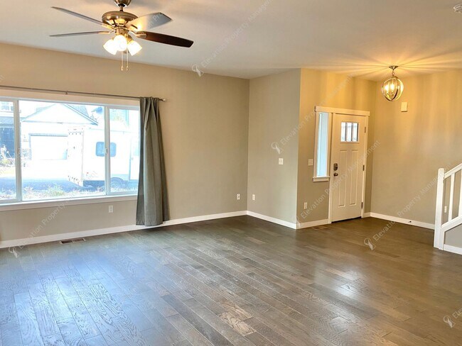 Building Photo - Bright Southeast Bend Home Near Canal Trai...