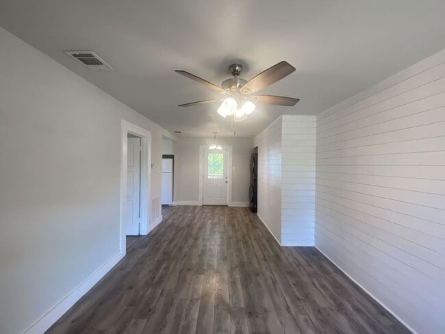 Building Photo - 2Bed/1Bath House for Rent! Available Now