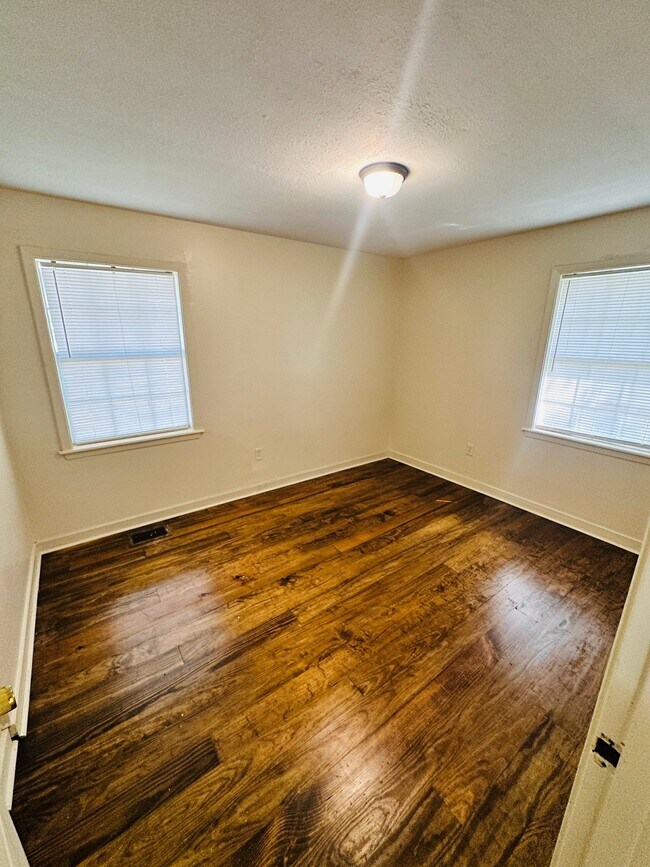 Building Photo - 3145 Woodview Dr