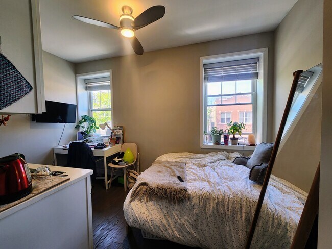 Building Photo - 1409 W Diversey Pkwy