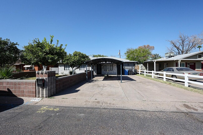 Building Photo - 2816 N 33rd Pl