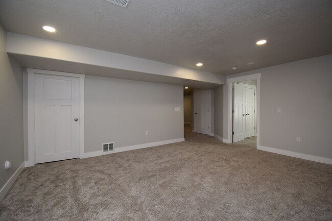 Building Photo - Quiet Family Friendly 4 Bed Home in Bluffdale!!