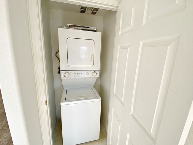 Building Photo - 1 BEDROOM CONDO IN HENDERSON GATED COMMUNITY