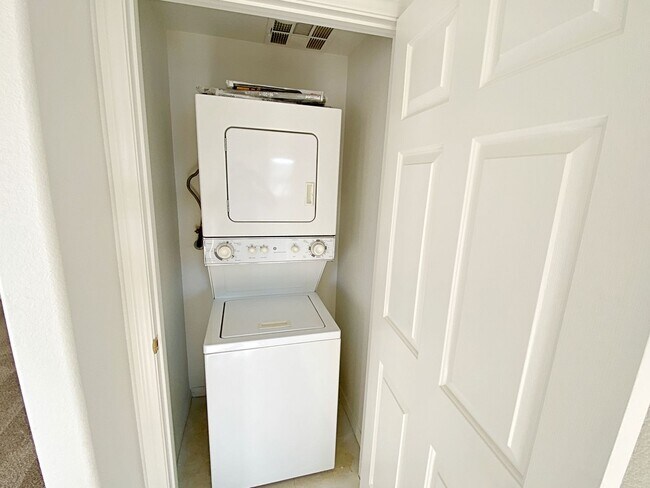 Building Photo - Upstairs 1 Bedroom Upstairs Condo with Mou...