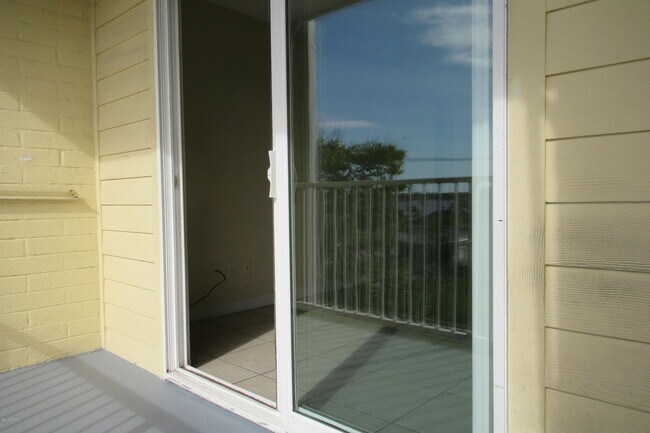 Building Photo - 732 N Halifax Ave