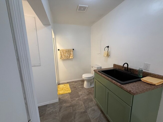 Building Photo - 152 Rea St