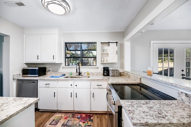 Building Photo - Charming and Spacious Home