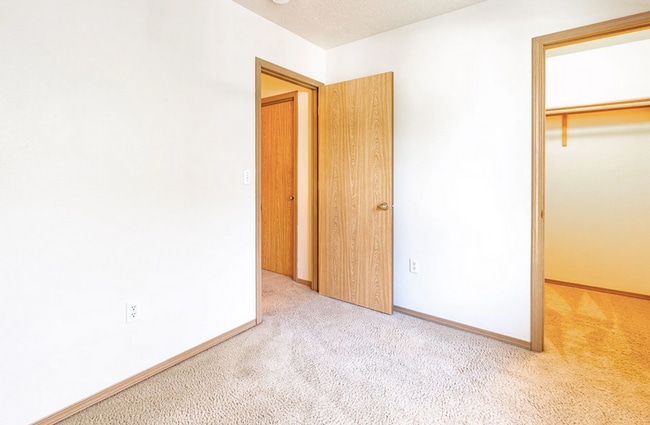 Building Photo - Rare 2 X 1.5 Townhome Availble in October