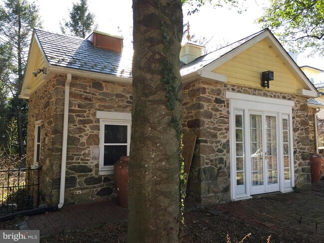 Building Photo - 529 Dunkirk Rd