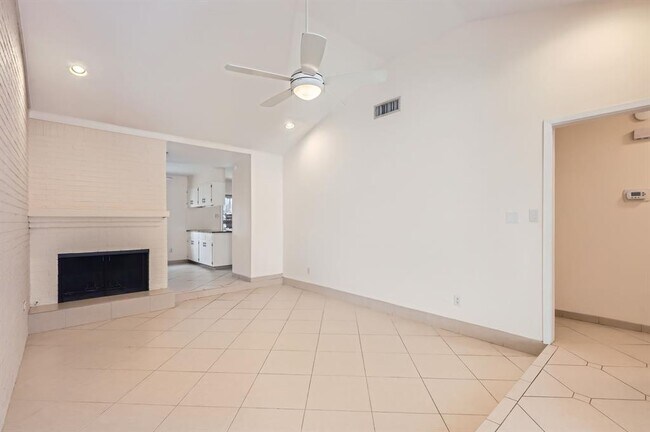 Building Photo - 3004 Maywood Cir