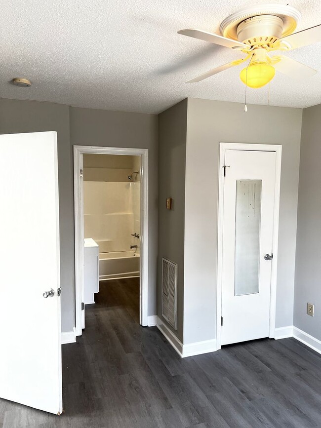 Building Photo - Newly Renovated 1 Bed/1 Bath Quadplex in C...