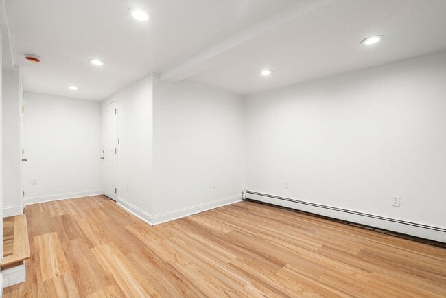 Building Photo - 431 E 6th St