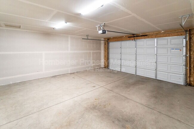 Building Photo - 1305 N Coach Dr