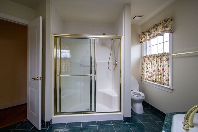 Building Photo - Elegant 4Bd/4Bth Brick Colonial