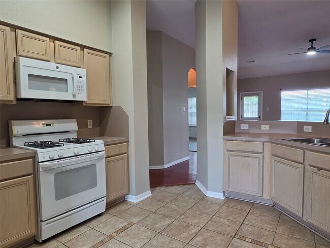 Building Photo - 7002 Plaza Del Sol Dr