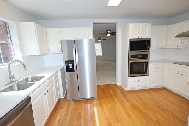 Building Photo - 3229 Continental Dr