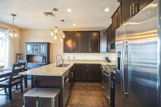 Building Photo - Gorgeous Conshohocken 3 Bedroom, 2.5 Bath END Unit Townhome With Amazing Views!