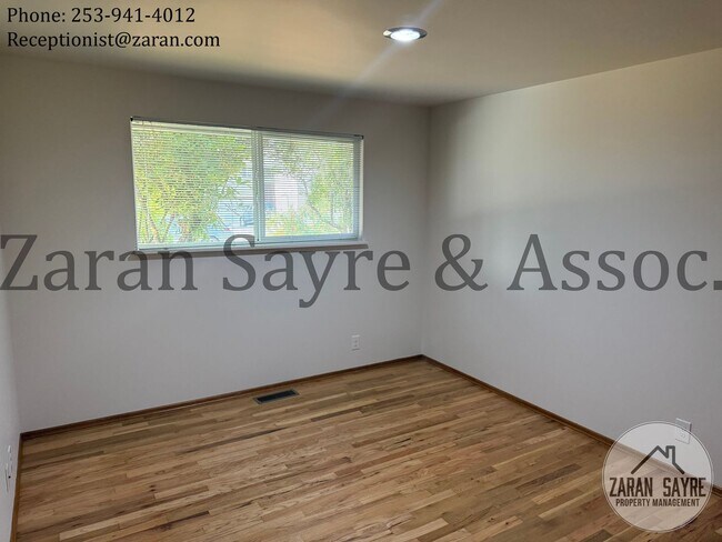 Building Photo - 215 - Perfect Location! Three Bedroom Charmer