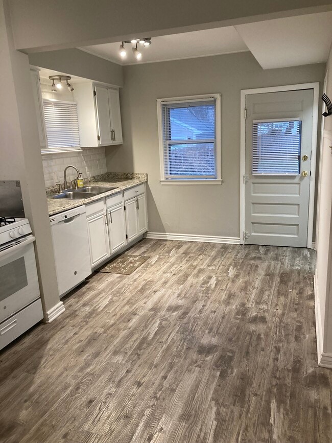 Building Photo - 607 E Farnum Ave