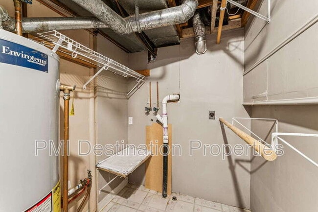Building Photo - 525 NE Karapat Dr