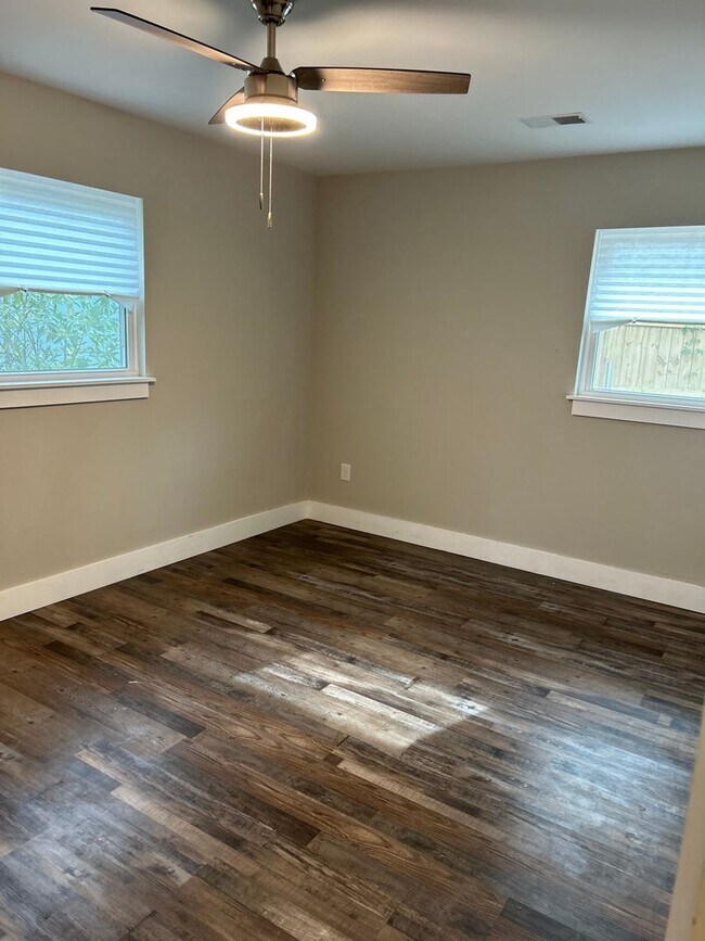 Building Photo - 3 Bedroom 2 Bath House with Fenced-in Yard...