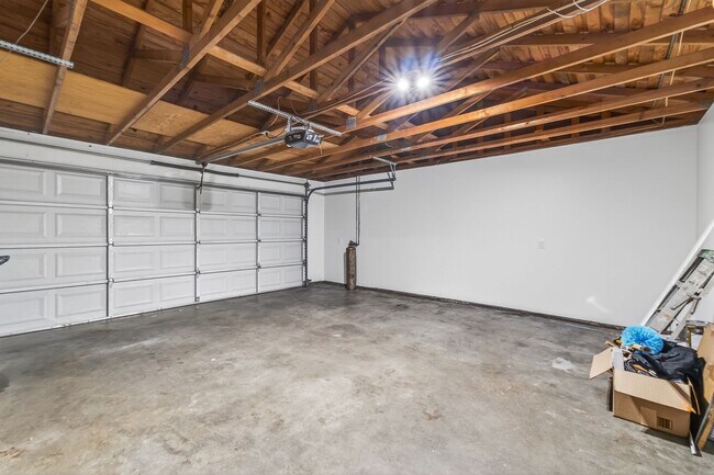 Building Photo - Charming 3-Bedroom Condo in Creekside Village – Prime Location!