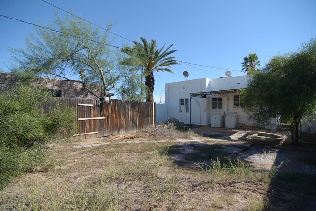 Building Photo - Charming 2 Bedroom 1 Bath House! Close to ...