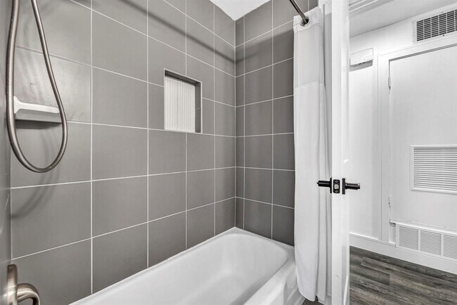 Building Photo - 2805 Silverway Dr