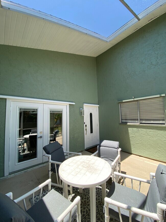 Building Photo - 1781 SE Linpark Ct