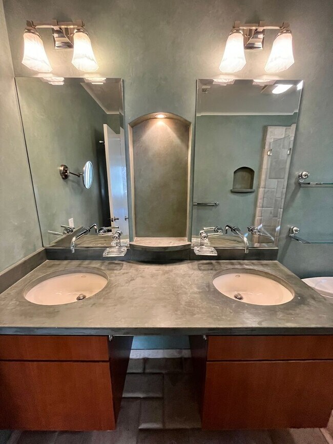 Building Photo - Gorgeous 3 Bedroom 2  Bathroom Home Walkin...