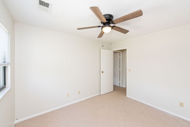 Building Photo - 2 Bedroom Condo Available