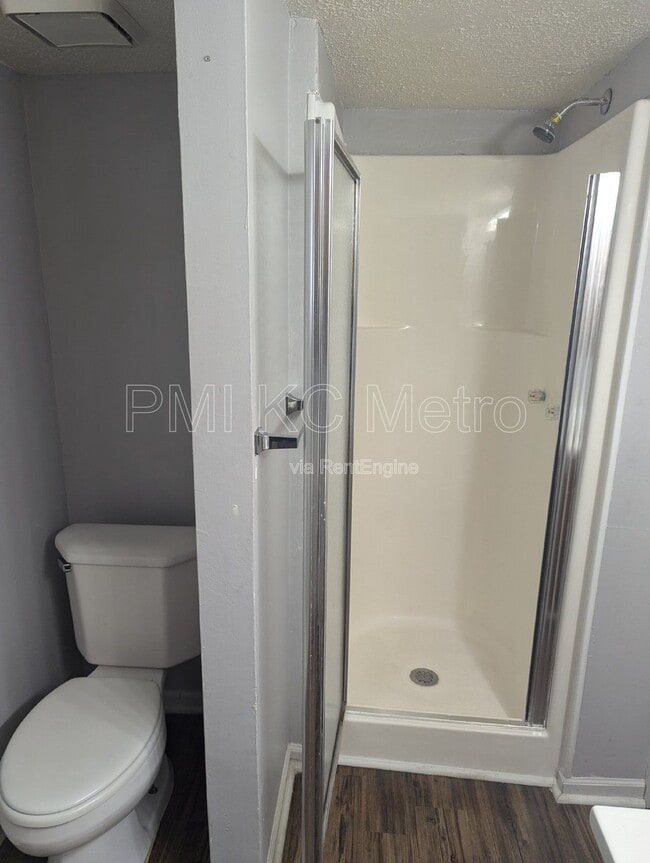 Building Photo - 724 S Grand Ave