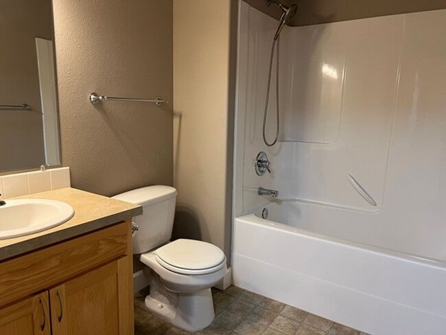 Building Photo - 3Bd/2Ba Single Story House - Available to View!