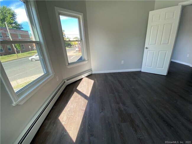Building Photo - Newly Remodeled 3 Bedroom on 1st Floor
