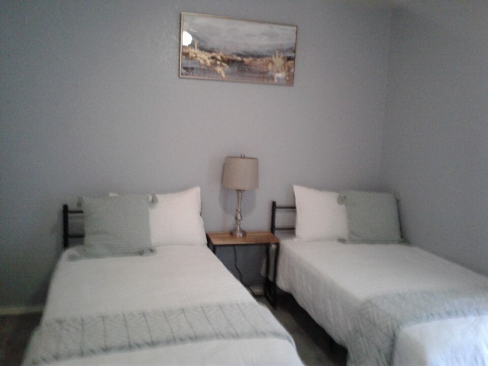 Building Photo - 410 Mahogany Chest