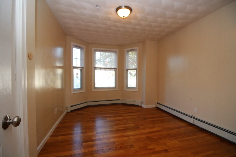 Building Photo - 136 Chelsea St