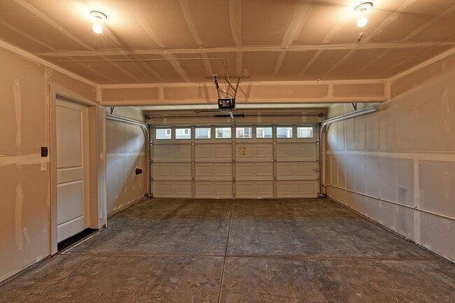 Building Photo - Available NOW! 4-Bedroom End-Unit Townhome Near Silver Lake
