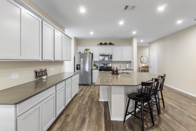 Building Photo - 1008 Llano Trl