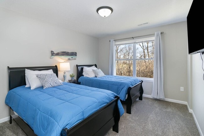 Building Photo - 8 W Persimmon Dr