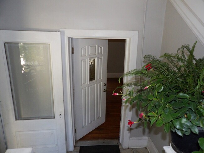 Building Photo - 2 Bedroom Lower Level Duplex - South Minne...