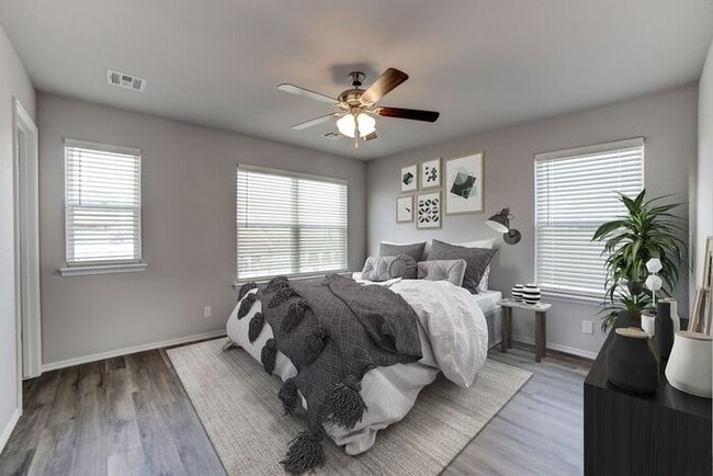 Building Photo - Luxury 4 Bed / 2.5 Bath Townhome Near Downtown | Bonus Office