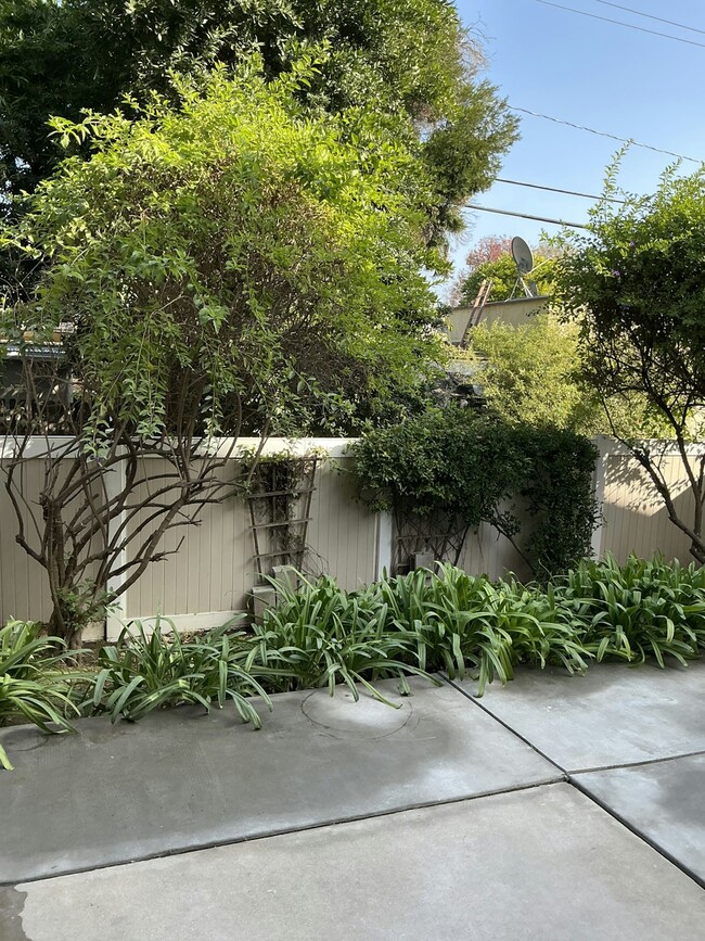 Building Photo - 852 N Monterey St